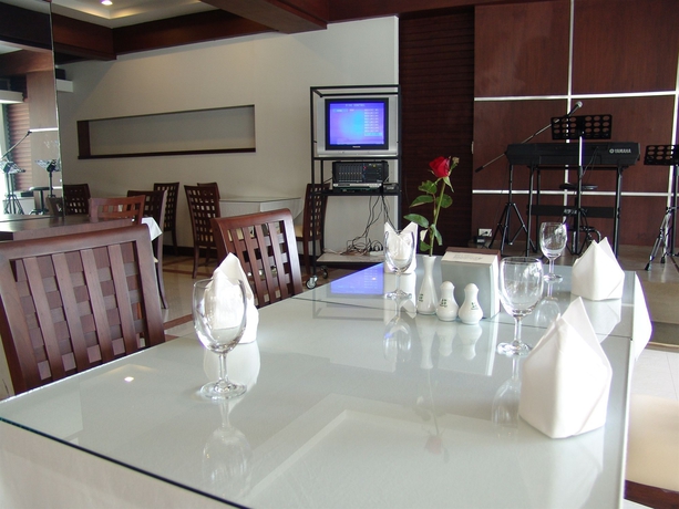 Imagen del bar/restaurante del Hotel New Season. Foto 2