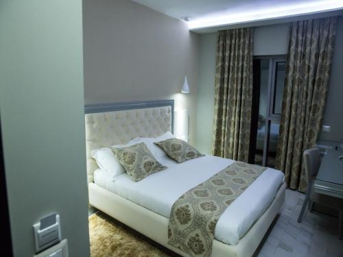 Imagen de la habitación del Hotel New W, Tirana. Foto 6