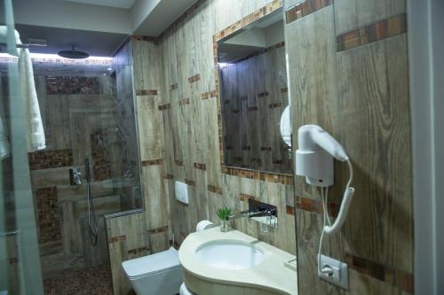 Imagen de la habitación del Hotel New W, Tirana. Foto 10