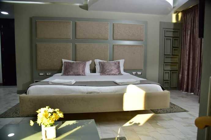 Imagen de la habitación del Hotel New W, Tirana. Foto 3