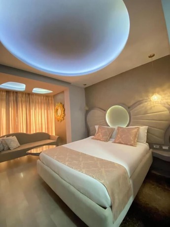 Imagen de la habitación del Hotel New W, Tirana. Foto 6