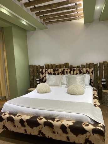 Imagen de la habitación del Hotel New W, Tirana. Foto 8