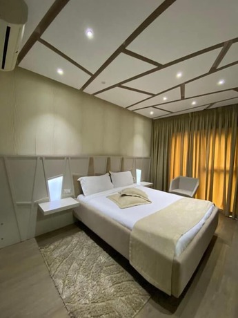 Imagen de la habitación del Hotel New W, Tirana. Foto 10