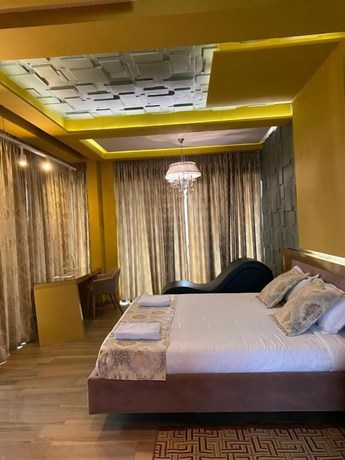 Imagen de la habitación del Hotel New W, Tirana. Foto 12