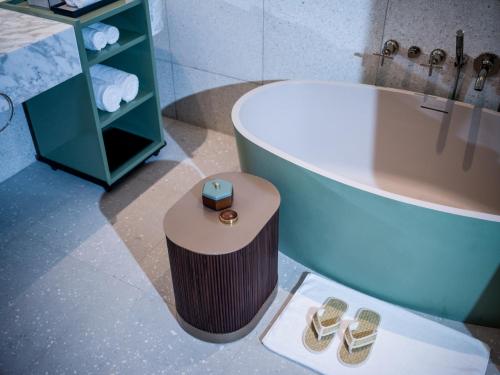 Imagen de la habitación del Hotel New World Hoiana Beach Resort. Foto 13