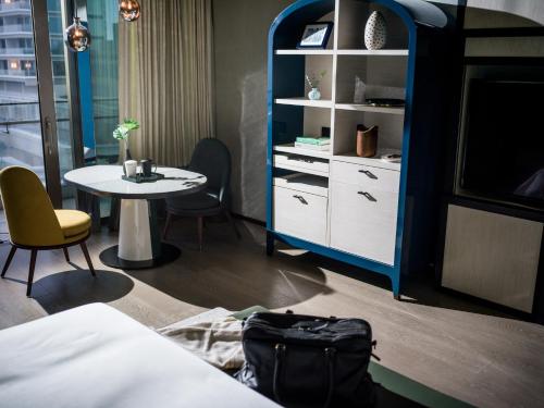 Imagen de la habitación del Hotel New World Hoiana Beach Resort. Foto 17