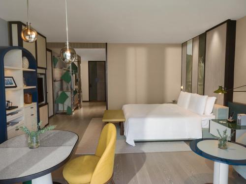 Imagen de la habitación del Hotel New World Hoiana Beach Resort. Foto 18