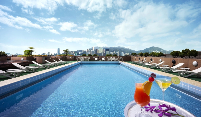 Imagen de la piscina del Hotel New World Millennium Hong Kong. Foto 16