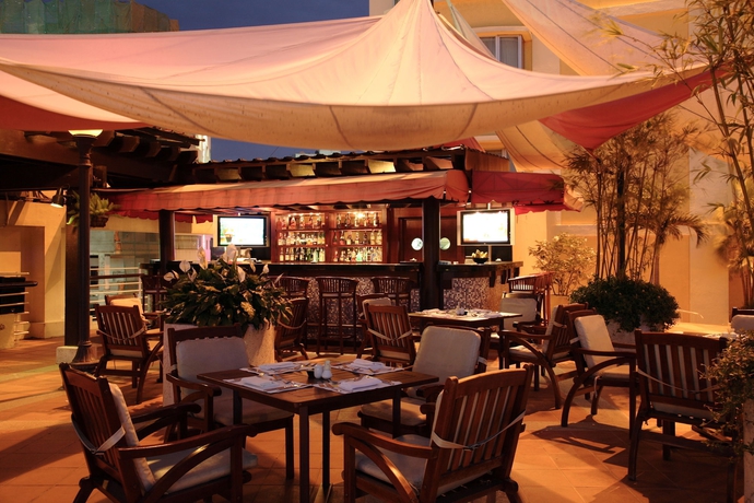 Imagen de la piscina del Hotel New World Saigon. Foto 15