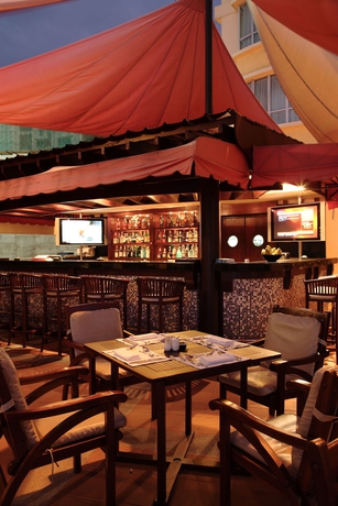 Imagen de la piscina del Hotel New World Saigon. Foto 16