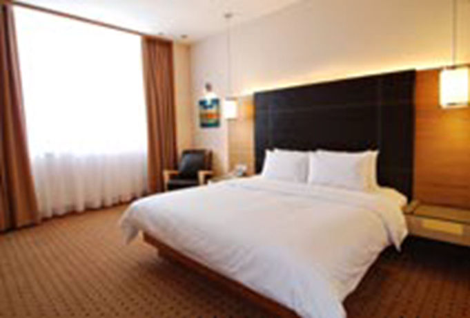 Imagen de la habitación del Hotel New World Suites. Foto 5