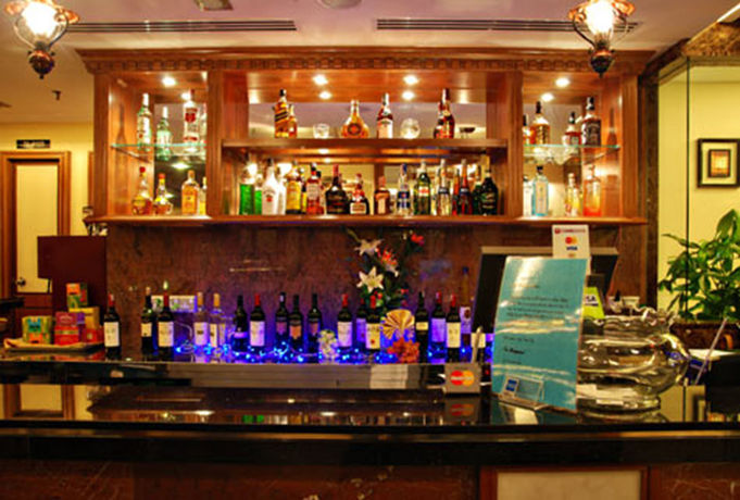 Imagen del bar/restaurante del Hotel New World Suites. Foto 2