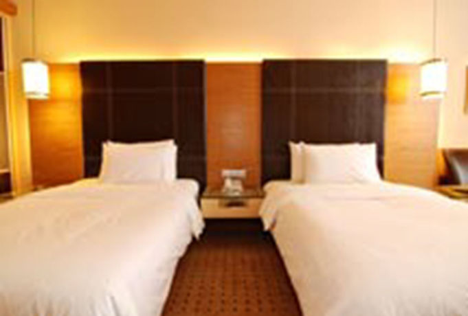 Imagen de la habitación del Hotel New World Suites. Foto 10