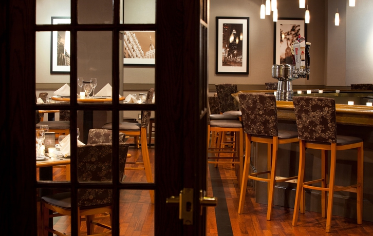 Imagen del bar/restaurante del Hotel New York LaGuardia Airport Marriott. Foto 1