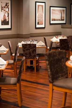 Imagen del bar/restaurante del Hotel New York LaGuardia Airport Marriott. Foto 3