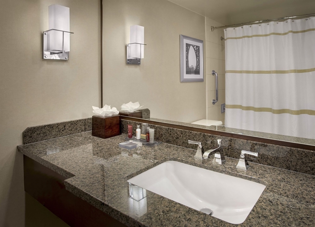 Imagen de la habitación del Hotel New York LaGuardia Airport Marriott. Foto 6