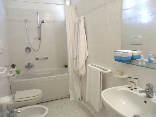 Imagen de la habitación del Hotel New Zanarini. Foto 10