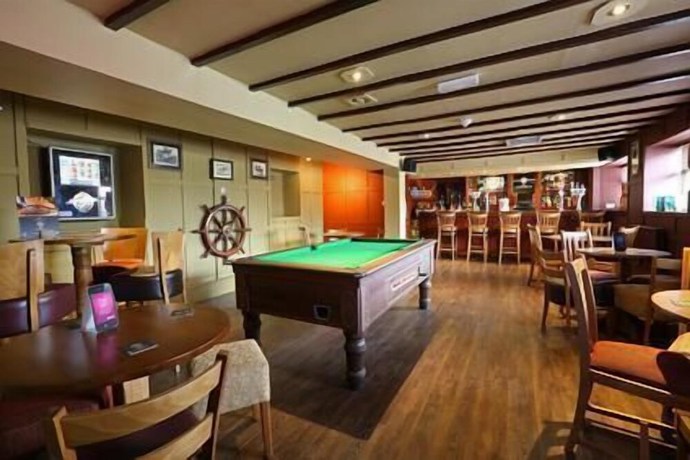 Imagen del bar/restaurante del Hotel Newburgh Inn, Ellon. Foto 8