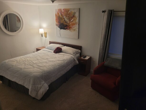 Imagen de la habitación del Hotel Newport Bay Motel. Foto 12