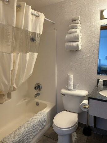 Imagen de la habitación del Hotel Newport Bay Motel. Foto 18