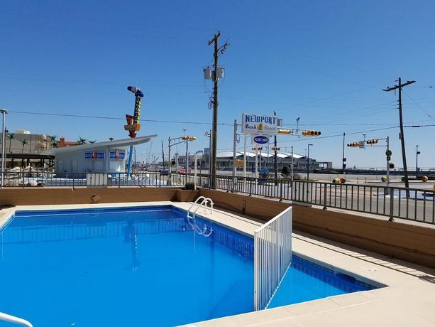 Imagen de la piscina del Hotel Newport Beach Resort. Foto 14