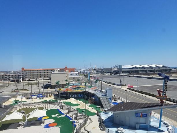 Imagen de los exteriores del Hotel Newport Beach Resort. Foto 9