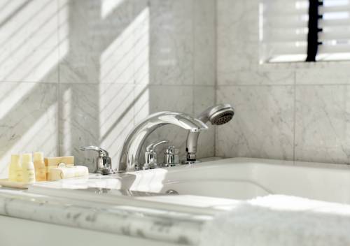 Imagen de la habitación del Hotel Newport Beach and Suites. Foto 4