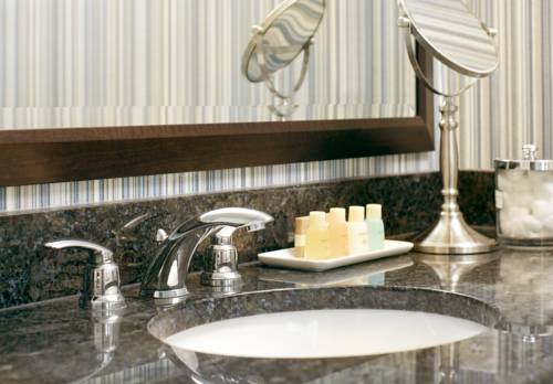 Imagen de la habitación del Hotel Newport Beach and Suites. Foto 6