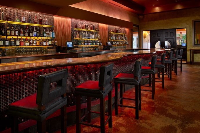Imagen del bar/restaurante del Hotel Newport Beachside and Resort. Foto 2