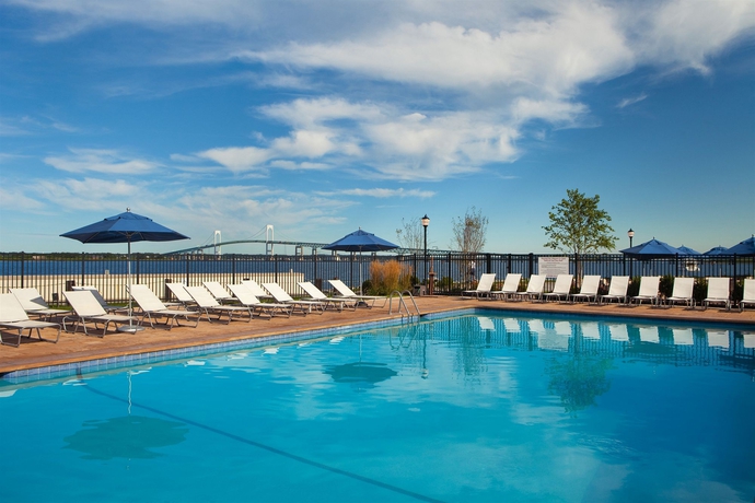 Imagen de la piscina del Hotel Newport Harbor Island Resort. Foto 10