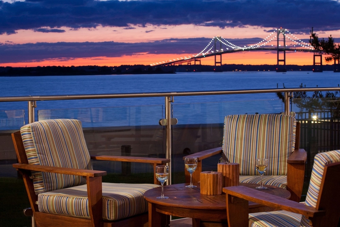 Imagen del bar/restaurante del Hotel Newport Harbor Island Resort. Foto 3