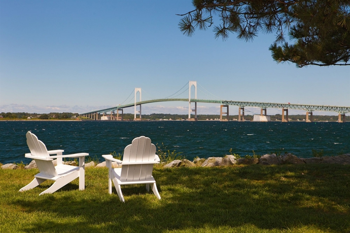 Imagen de los exteriores del Hotel Newport Harbor Island Resort. Foto 6