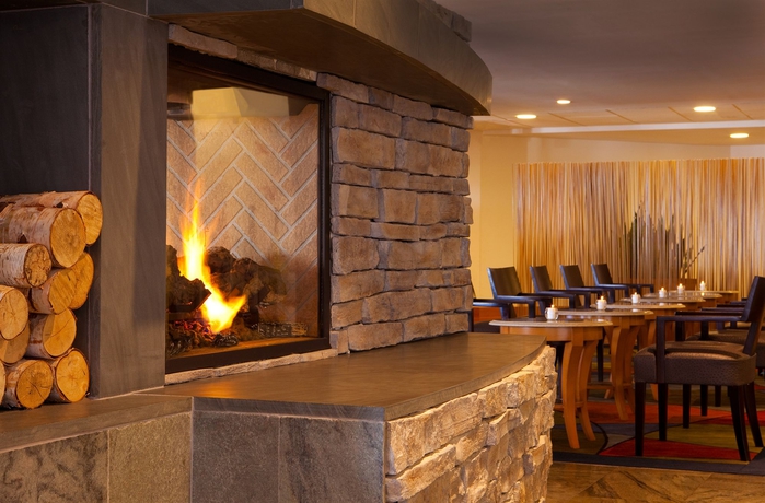 Imagen de los interiores del Hotel Newport Harbor Island Resort. Foto 9
