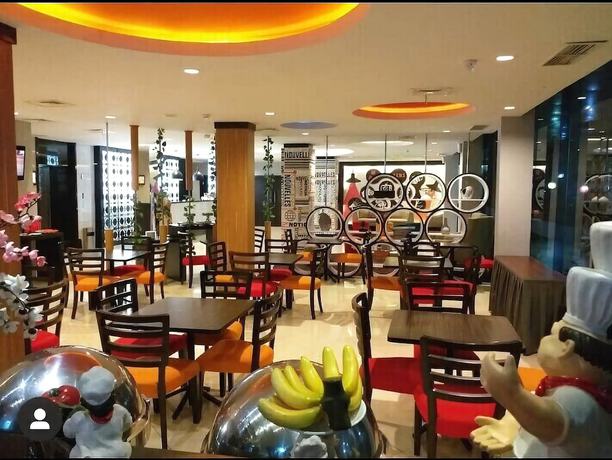 Imagen del bar/restaurante del Hotel News Waru Sidoarjo. Foto 2