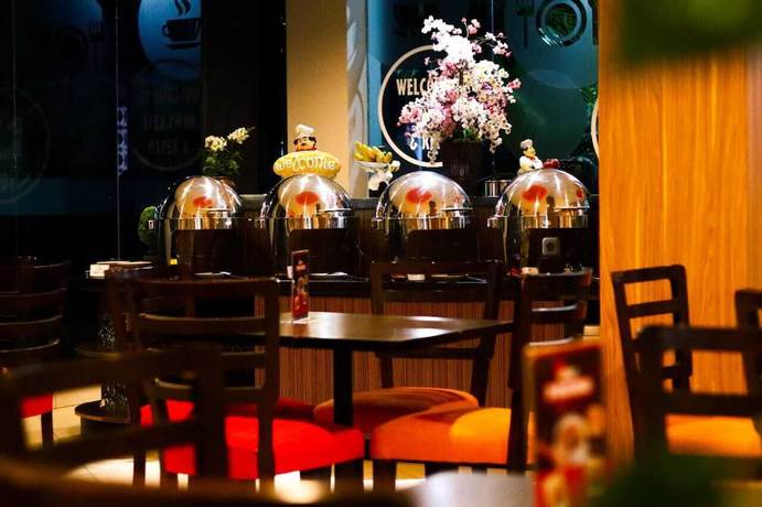 Imagen del bar/restaurante del Hotel News Waru Sidoarjo. Foto 3