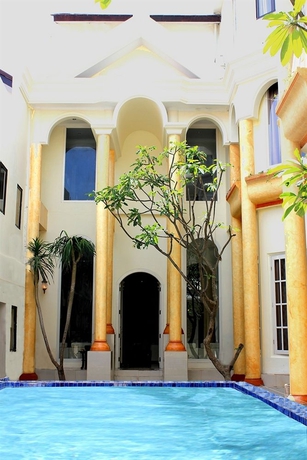 Imagen de la piscina del Hotel Next Tuban Bali. Foto 15