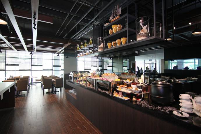 Imagen del bar/restaurante del Hotel Nexus Regency Suites & Hotel. Foto 2