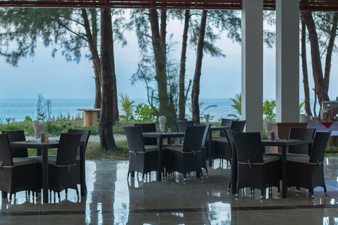 Imagen del bar/restaurante del Hotel Ngapali Paradise. Foto 14