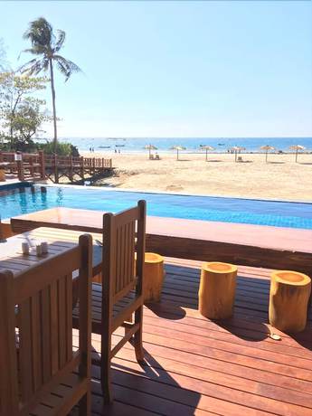 Imagen de la piscina del Hotel Ngapali Win. Foto 19