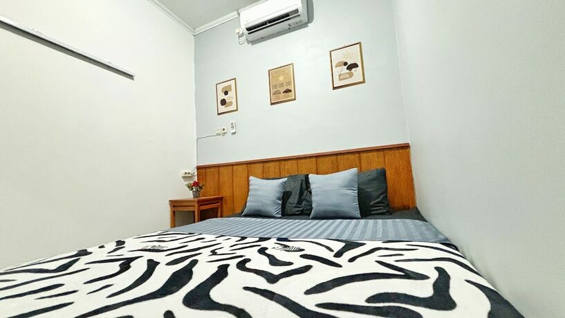 Imagen de la habitación del Hotel NgeKost harian. Foto 15