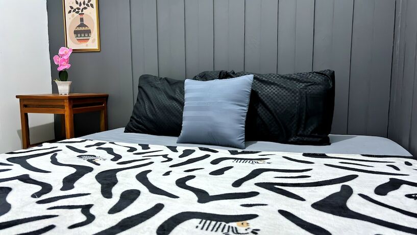 Imagen de la habitación del Hotel NgeKost harian. Foto 17