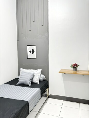 Imagen de la habitación del Hotel NgeKost harian. Foto 19
