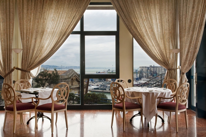 Imagen del bar/restaurante del Hotel Nh Ancona. Foto 6