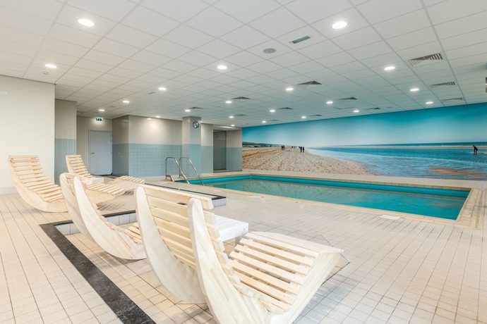 Imagen de la piscina del Hotel Nh Atlantic Den Haag. Foto 14