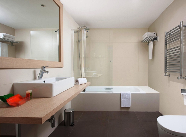 Imagen de la habitación del Hotel Nh Barcelona Stadium. Foto 7