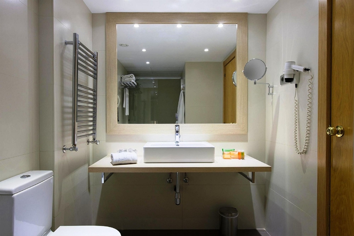 Imagen de la habitación del Hotel Nh Barcelona Stadium. Foto 8