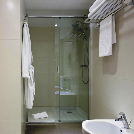 Imagen de la habitación del Hotel Nh Barcelona Stadium. Foto 9