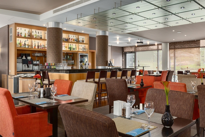 Imagen del bar/restaurante del Hotel Nh Brussels Airport. Foto 2