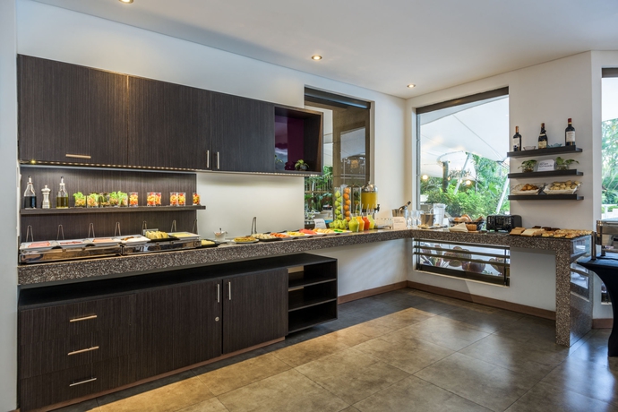 Imagen del bar/restaurante del Hotel Nh Cali Royal. Foto 3