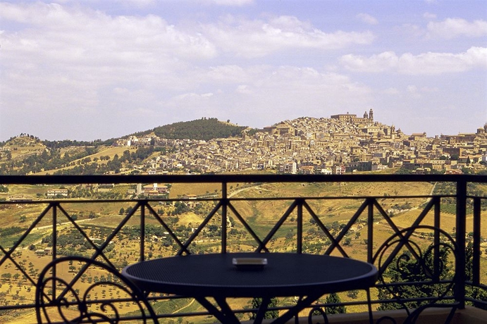 Imagen de la habitación del Hotel Nh Caltagirone Villa San Mauro. Foto 13